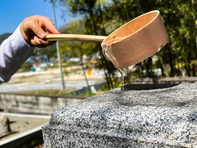 ひしゃくで水をかける様子